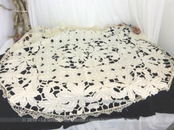 Superbe et ancienne nappe ovale dentelle Richelieu en beau coton de lin de couleur écru.