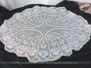 Ancien grand napperon crochet en fil coton blanc, réalisé à la main de forme ovale à pans.