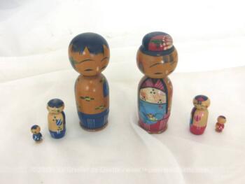 Jeu de poupées encastrables avec tête articulée, représentant un couple d'asiatiques, façon "matriochka" mais avec en plus la tête articulée, chacun contenant 2 autres poupées.