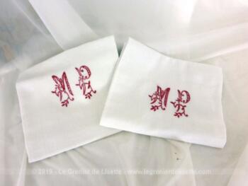 Voici un duo de serviettes damassées aux monogrammes MP brodés à la main en fil rouge au point d'épis et mesurant 53 x 62 cm.
