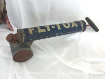 Authentique et ancien pulvérisateur Fly-Tox , utilisé autrefois comme insecticide. Avec sa belle patine, un bel objet original à exposer.