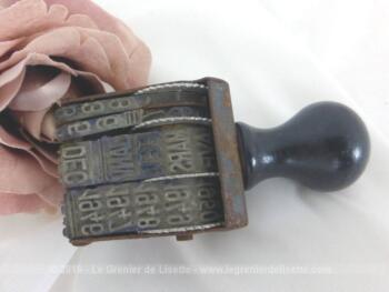 Ancien tampon dateur 1942-1953 avec manche en bois pour les années de 1942 jusqu'à 1953 avec partie jour, mois et année.
