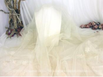 Ancien grand voile de mariée en tulle brodé de couleur écrue de 200 x 240 cm pour une décoration trop vintage.