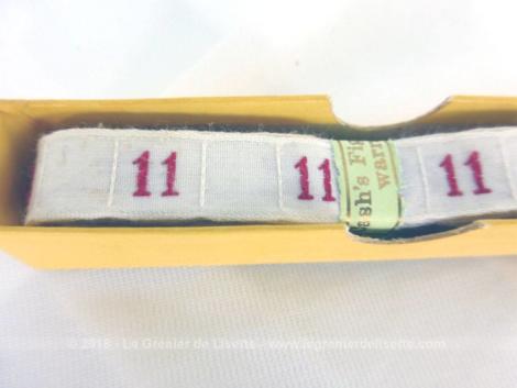 Ancien ruban avec le chiffre 11 brodé et sa boite en carton portant les inscriptions "New Illustrated Book" et "Cash Woven initial Letters".