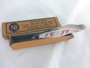 Ancien long ruban avec lettres JT brodées et sa boite en carton portant les inscriptions 