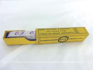 Ancien ruban avec lettres OJ brodées et sa boite