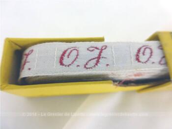 Ancien long ruban avec lettres OJ brodées et sa boite en carton portant les inscriptions "Initiales Tissées Rouge Grand Teint pour marquer le linge , etc" "Economie - Rapidité".