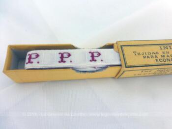 Ancien ruban avec lettre P brodée et sa boite en carton portant les inscriptions "Initiales Tissées Rouge Grand Teint pour marquer le linge , etc" "Economie - Rapidité".