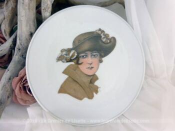 Superbe petite assiette à dessert en porcelaine de France Chauvigny F.D. représentant un portrait de femme du début du XX° siècle.