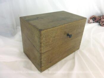 Ancienne boite à fiches en bois avec ouverture en diagonale et son beau bouton en métal. Très vintage.