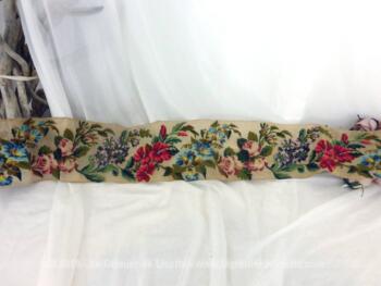 Ancienne bande de canevas et ses fleurs brodées sur une toile de couleur écrue. Pour une décoration vintage, rétro et colorée à la fois.