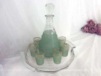 Ancien service vert avec carafe et 6 petits verres aux liserés dorés et verre granité et son plateau .