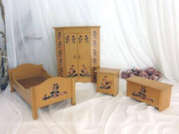 Ancienne chambre en bois pour poupée avec un grand assortiment de meubles, avec un lit, une armoire double porte, une table de chevet et un coffre.