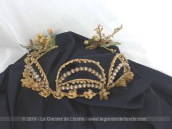Belle et ancienne couronne de mariée, façon diadème avec ses arches sur le devant, décorée de fleurs en cire et perles. Fin XIX° ou tout début XX°.