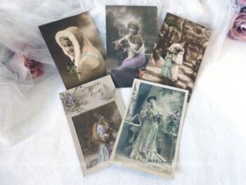 Cinq cartes postales anciennes femme Bonne Année, datant toutes du début du siècle dernier.
