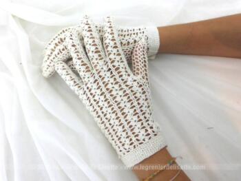 Anciens gants au crochet fait main se fermant avec un petit bouton en fil. Pour petites mains, taille 6-6 1/2.