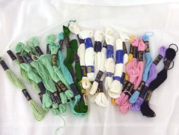 Lot de 28 échevettes DMC différentes couleurs, mouliné spécial dont 25 en DMC 25 en 8 mètres, 2 en DMC 20 et 1 en DMC 16.