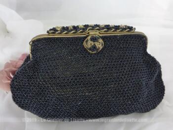 Ancien, original et très élégant, voici une minaudière, petit sac de soirée à main, tout habillée de perles noires avec un superbe fermoir.