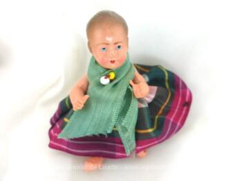 Voici une Ancienne poupée miniature membres articulés, juste habillée avec des rubans . Facile alors de lui créer ses propres habits et pourquoi pas sa petite maison de poupée exclusive.