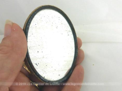 Ancien miroir de poche Pierrot à la guitare de forme ovale 7 x 5.5 cm avec sur une face une photo et sur l'autre un superbe miroir piqué.