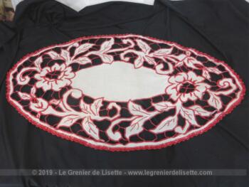 De forme ovale, voici un grand napperon en dentelle Richelieu rouge confectionné dans un beau coton de lin de couleur bis dont les dessins de fleurs et de feuilles sont mis en valeur par une bordure en fil rouge.