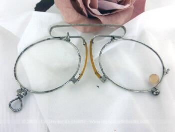 Ancienne paire de lunettes, pince nez, trésor d'un vieil atelier de lunetier du début du siècle dernier, avec le chiffre "30" correspondant à la nomenclature de correction des verres de l'époque.
