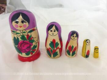 Jeu de 5 poupées Russes châle fuchsia avec des roses dans les bras .