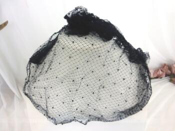 Ancienne résille ou voilette noire à petits pois pour chapeau de 120 x 25 cm . Idéal pour faire descendre sur le visage tel quel ou donner un look vintage à n'importe quel chapeau.