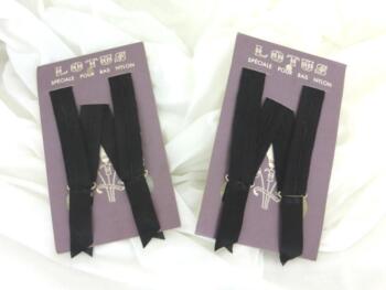 Deux pochettes d'anciennes paires de jarretelles pour bas nylon de la marque Lotus. D'époque mais neuves.. A coudre sur une gaine ou corset... pour une allure vintage même dans ses dessous !