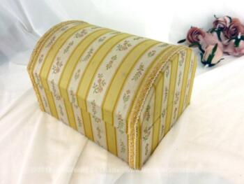 Boite en carton forme coffre avec tissus satiné au motif style empire et décorée d'un galon. Idéal pour une boite à couture, à bijoux ou à secrets.