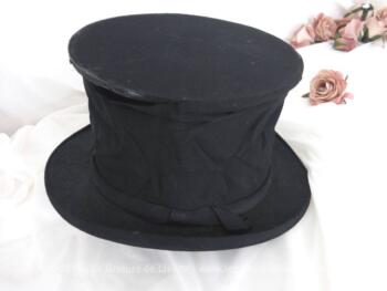 Un authentique chapeau claque fin XIX° ou début XX° portant l'étiquette Grand Prix 1900 - A. Berteil - 78 Avenue de Malakoff Place Victor Hugo - Paris avec le monogramme B cousu.