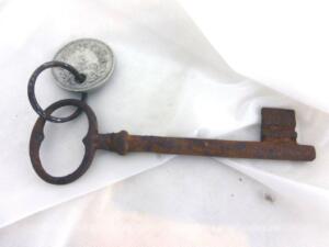 Ancienne clé avec vieille pièce de 5 Francs en aluminium