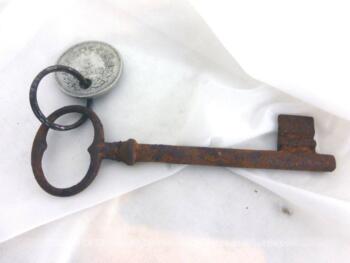 Ancienne clé avec vieille pièce de 5 Francs en aluminium. La pièce de 5 Francs a été percée pour pouvoir être accrochée et servir de porte clé.