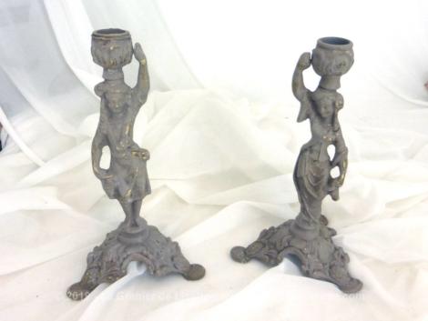 Duo de chandeliers Couple porteur d'eau en régule patinés gris shabby pour deux pièces uniques.