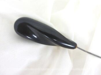 Sur 14 cm de long, voici une épingle à chapeaux avec une perle torsadée en verre noir en forme d'obélisque.