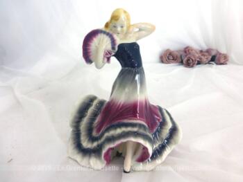 Son éventail à la main, sa robe longue à volants et sa posture très cambrée, c'est une vraie danseuse de flamenco en porcelaine allemande qui vous attend.