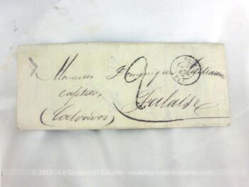 Encore avec son sceau à la cire rouge, voici une ancienne lettre pli du 24 avril 1850 expédiée à un cafetier de Falaise dans le Calvados. Courrier personnel entre un homme et une femme.