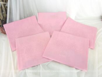 Lot de 5 anciennes serviettes en coton damassé rose shabby et brodées des monogrammes B et M.