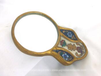 Cet adorable miroir face à main est d'un seul morceau en bois avec un miroir de 6 cm de diamètre serti et un manche, vitrifiée ressemblant à un vitrail