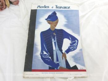 Voici la revue Modes et Travaux du 1er octobre 1934 avec des superbes modèles de robes et manteaux d'hiver, des explications de modèles au tricot, broderies et couture... sans oublier le patron fourni. Le tout avec des dessins sublimes !