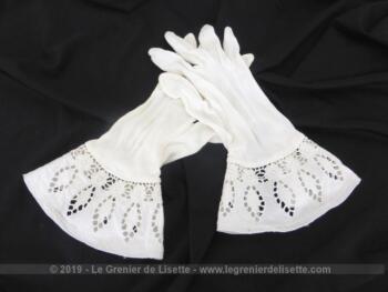 Anciens gants blancs poignet dentelle pour jeunes filles taille 5 1/2 ou 6 avec une partie évasée en coton et dentelle avec des jours.