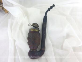 Ancienne pipe en bois sculptée avec couvercle pour décoration originale avec la sculpture d'une biche. Fait main.