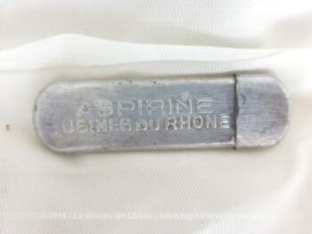 Ancien étui en aluminium Aspirine Usine du Rhône datant du milieu du siècle dernier de 6 x 1.8 x 0.3 cm est en deux parties mais qui ne s'ouvre pas pour le moment.