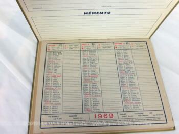 Almanach cartonné des PTT de 1969 sur une double feuille en papier cartonné, le Vercors d'un coté et le paddock de Longchamp sur l'autre avec 10 feuillets complémentaires dont carte de France et plan de Nancy.