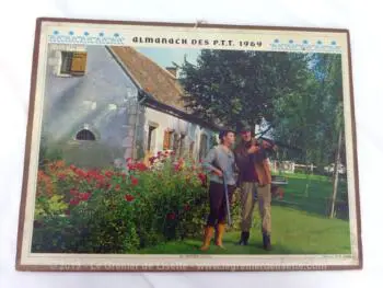 Almanach cartonné des PTT de 1969 avec une photo d'une leçon de chasse d'un coté et le calendrier de l'autre et plus qu'une seule feuille supplémentaire avec le plan de la ville de Nancy.