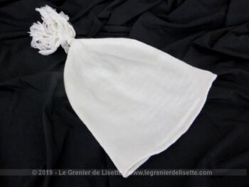 Voici un ancien bonnet de nuit pour homme avec son pompon, le tout entièrement fait main dans un coton mélangé en maille un peu extensible.