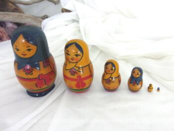 Voici un jeu de 6 poupées Russes avec un châle bleu ou un chale jaune et une ceinture rouge dont le plus grande mesure 10.5 cm.