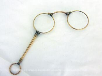 Jolie et ancienne paire de lunettes face à main en métal doré , pliable .
