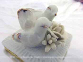 Petite boite en porcelaine avec un couple de belles colombes en décoration.