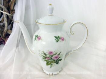 Cafetière verseuse au bouquet de roses avec sa forme de vase, son col en corolle et sa anse en volute. En porcelaine J. Seltmann Weiden Bavaria, modèle Theresia.